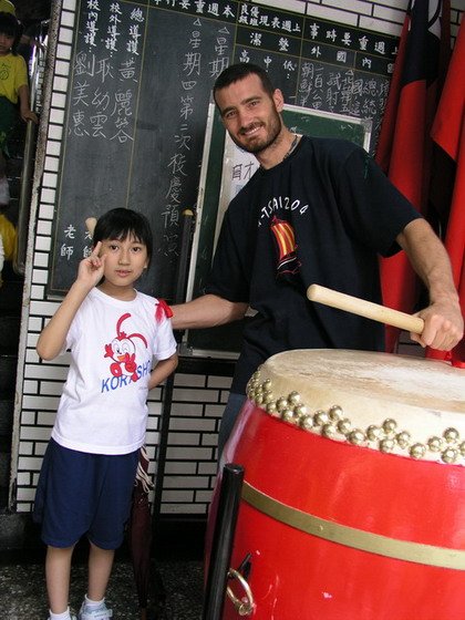 Teacher Jason 與蓁妮在育才國小 94 年度的校慶合照 Teacher Jason 與蓁妮在育才國小 94 年度的校慶合照
